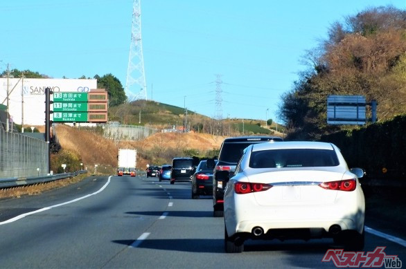 左側は空いているのに右側車線にクルマが集中している場合もある（写真AC）