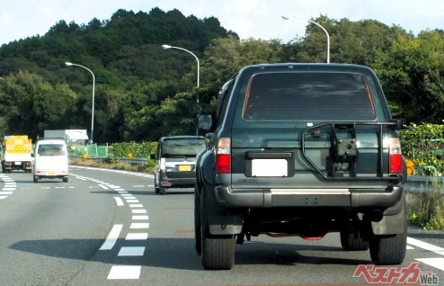 速度の遅い軽自動車が追い越し車線を走行していた場合、パッシングや右ウインカーを出していい？（写真AC）