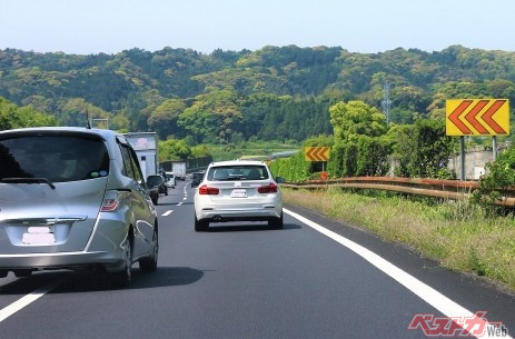 後ろにいたクルマが真ん中の中央車線に移り、割り込むように追い越し車線に入ってきたケース。車間距離を空けすぎたためなのか？（写真AC）
