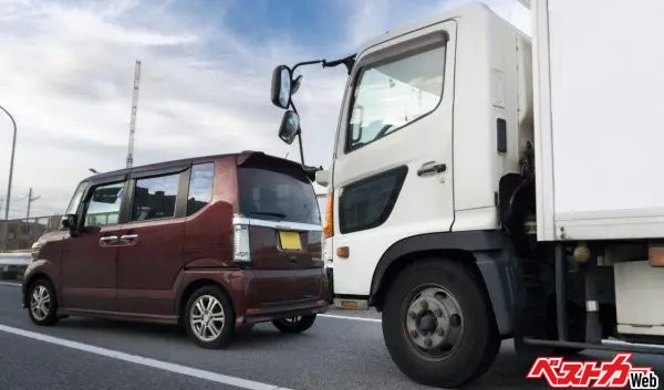 2020年にいわゆる「あおり運転防止法」が施行された。居座りドライバーに対する過剰な抗議は、逆に自分が処罰対象になる危険がある（xiaosan＠Adobe Stock）