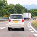 なぜ追い越し車線に居座り続けるのか？　後ろから来ているのに気付かない？　後続車は速度違反で自分は正しい？　あおり運転の原因にもなりうる危険な行為！
