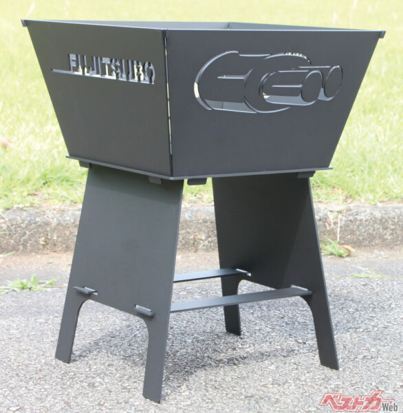 側面のプレートはオプションで変更可能。通常柄でもマフラーの絵が切り抜かれ、さりげないアピールが光っている