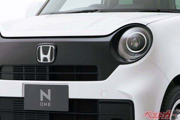 現行型N-ONEのヘッドライトまわり。フロントフェンダーだけでなくボンネットにも丸目が食い込んおり、可愛さアピール全開だ