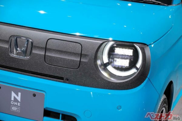 リングライトの内側には、N-BOXカスタムと同じLEDヘッドライトのHi/Loユニットを配置。リングライトも切れ目を入れて変化を付ける