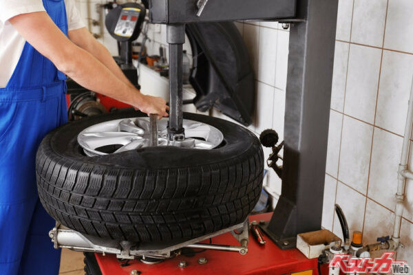 タイヤを1本だけ新品にするとタイヤの溝に差が生じてしまうため、ハンドルが左や右にとられたり運転に支障は出ないのだろうか（Africa Studio＠Adobe Stock）