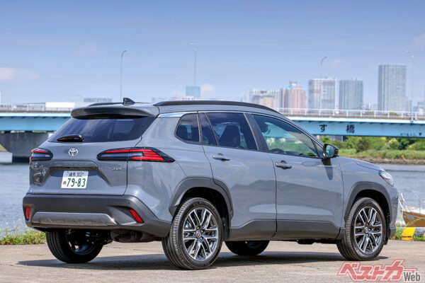 エクステリアはフロントマスクの変更が大きく目立つが、後ろ姿もテールランプがシャープなラインとなった