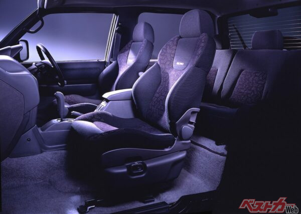 専用ファブリックのシート地が空間を引き締める。さらにフロントにはレカロ製セミバケットシートを採用。長時間のツーリングから攻めのコーナリングまで、ドライバーの身体をしっかりと支え、心地よい緊張感と安心感をもたらす