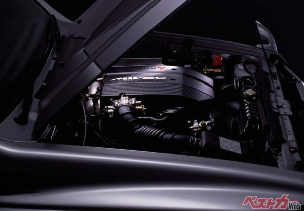 搭載するのは、6G74型V6 3.5LユニットをベースにMIVECと電子可変吸気を加えた新開発エンジン。高回転で突き抜ける鋭さと、低速での力強さを併せ持つ、ラリーフィールド直結のパワートレインだ