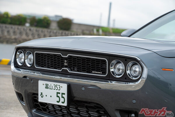 ヘッドライトはダッジ チャレンジャーをはじめ、1970年代のマッスルカーの特徴もいえる丸目四灯を採用