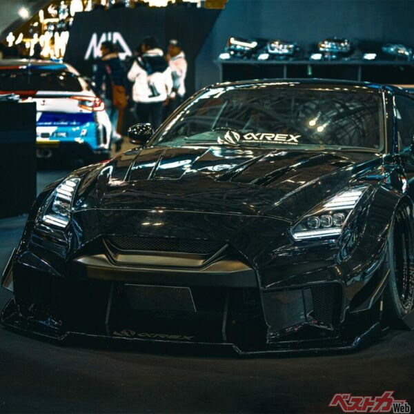 横方向にラインが強調されることでより未来的かつシャープに！