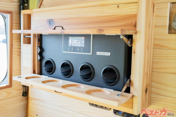 高性能クーラーも木製キャビネットにスッポリ
