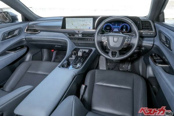 インテリアはクラウンシリーズ共通のデザイン性、視認性、操作性に優れる『アイランドアーキテクチャー』を採用。エステート専用にビンテージ調の『雲柄』をトリム部分にあしらい、アクセントを効かせている