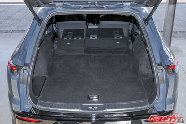 エステートの真骨頂がこだわりのラゲッジ。通常で570L、後席収納で1470Lと余裕。秘密兵器は後席収納時に長さ2mの完全フルフラットスペースを生み出すラゲッジルーム拡張ボードをトヨタ車で初採用。これなら車中泊も楽勝