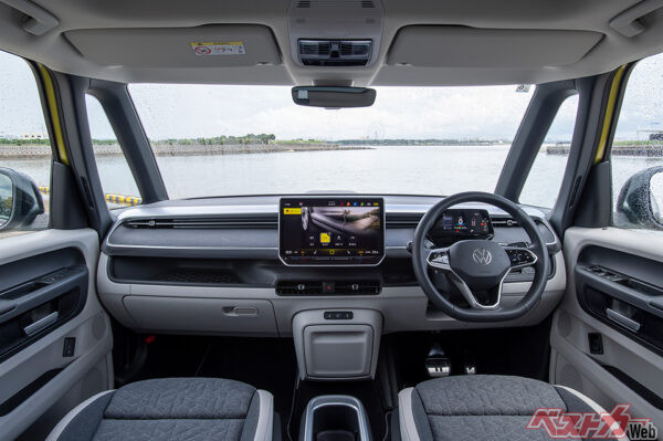 見晴らしのいいコックピット。EVだが操作系はすぐに理解できる