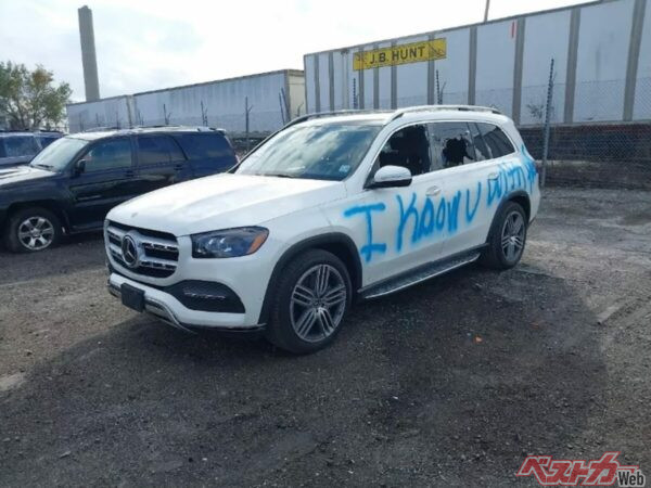 ボディサイドに書き込まれた「I Know U with Her」の文字が、様々な妄想を掻き立てるGLS。よく見るとガラスも割れて…。