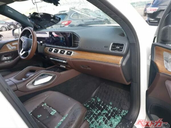 飛散したガラスが痛々しいが、他の部分はかなり綺麗。そもそもなぜ前後左右の窓が割れているのだろうか…。不思議な車両である。