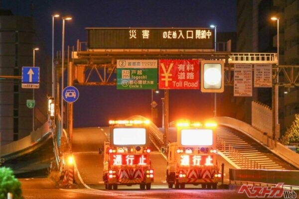 大地震発生時、首都高速などでは安全が確認されるまで長期通行止めが発生する（Nakano＠Adobestock）