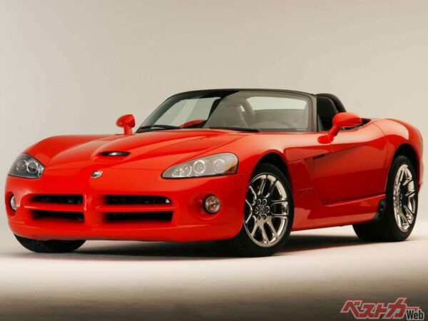 8.3Lに拡大されたV10エンジンを積む2代目。グレード名であるSRT/10と呼ばれることが多い。