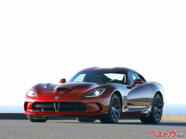 排気量は先代と同じものの、出力が649psにまで高められた3代目バイパー。2012年から2017年まで生産された。