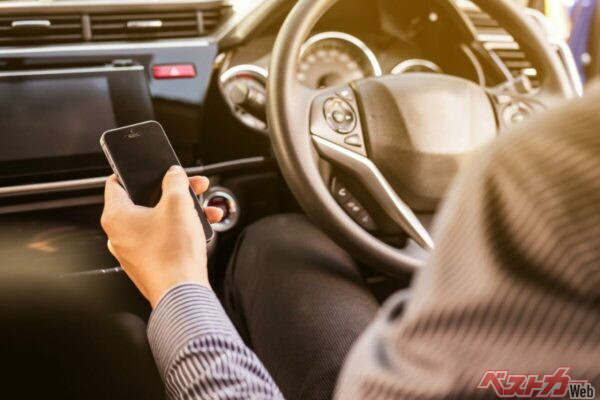 緊急時は何より情報が大切になる。安全な場所にクルマを止めて、ラジオなどをチェックしてほしい(lifepic@Adobestock)