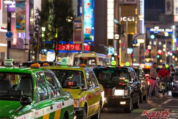 終電後のタクシーは救いの神だが料金が悩みの種（Savvapanf Photo ©@Adobestock）