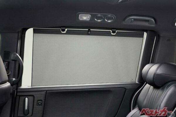 ホンダアクセスが8月4日（月）から発売するオデッセイ用「ロールカーテンシェード」。さすが純正品という質感の高さと一体感を見せる