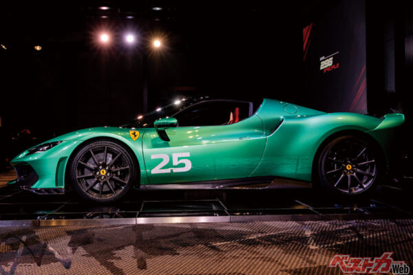 サイド部の前方はフラットな形状だが後方へいくほど3次元的なデザインに変貌。テール上部に装着されたサイドウイングが目新しい