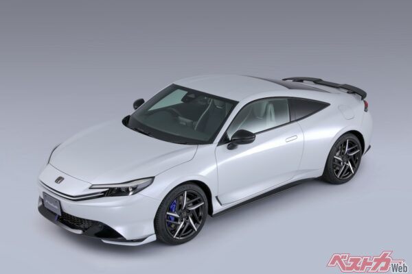 こちらが用品装着車のプレリュード。グッとイメージが変わる