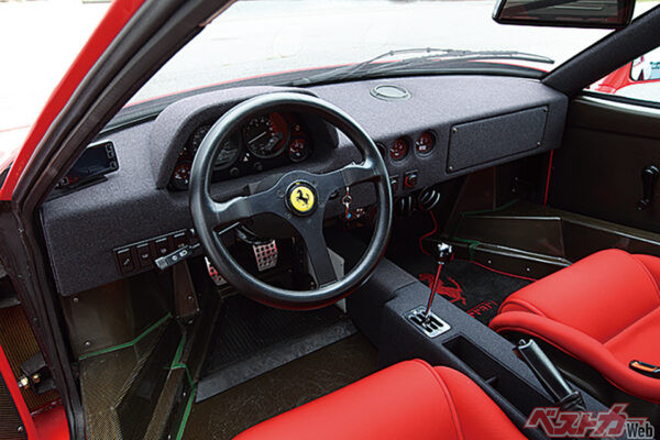 簡素なレーシングカーに内貼りを付けたイメージ。レーシングカー同様、余計な装備はなく、豪華さよりもトータルポテンシャルを優先させたこだわりが逆に清々しい