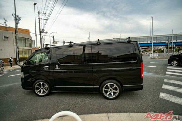 トラックなど大きな内輪差が発生するような車両でもないのに、直進車線や対向車線にはみ出すように左折するのは危険だ（洋 奥山＠Adobestock）