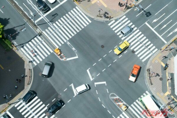 多くのクルマが行き交う公道では、いかに周囲のドライバーなどが、あなたの行動を予測しやすいかが重要になる（oka＠Adobestock）