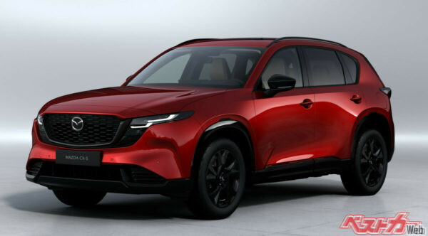 新型CX-5。ヘッドライト回りのデザインが新しい。ボディサイズは全長4690×全幅1860×全高1695mm