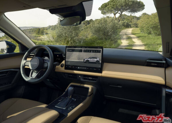 新型CX-5のコクピット。15.6インチのディスプレイが特徴。エアコンは物理スイッチではなくタッチ式となる