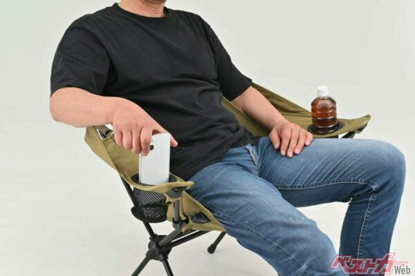 さらに、ひじ掛けのベルトで微調整が可能。体型や座り方に合わせて、自分仕様の「くつろぎポジション」がつくれる