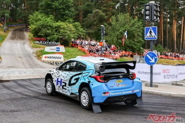 爽やかなカラーリングだが、巨大なリアウイングやセンターマフラーはラリー2の証だ