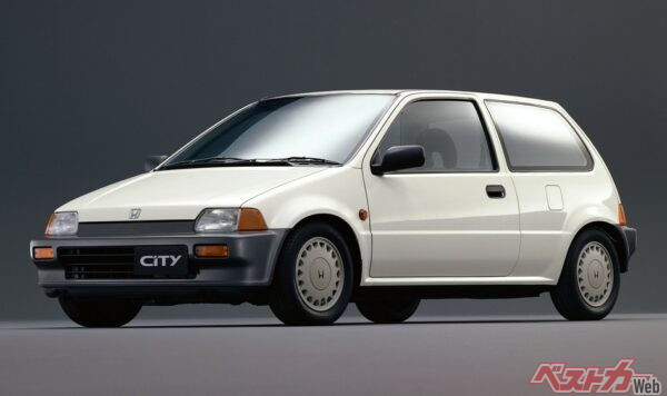 80年代前半に一世を風靡した初代モデルの「トールボーイ」スタイルから、1986年に発売された2代目モデルは、ロー＆ワイドなデザインのスポーティなモデルへと一変した