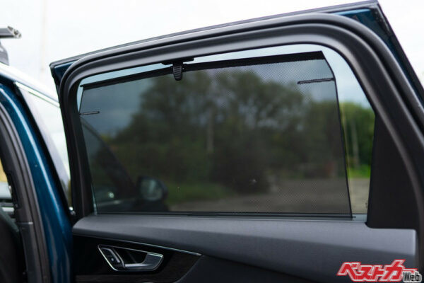 リアウインドウに日除け用サンシェードを装着すると効果的。ちなみに運転席、助手席側は違反（Adobe Stock＠port-0）