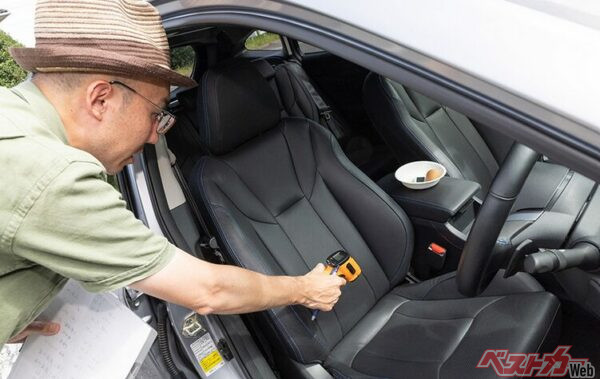 日が当たりやすいシート座面の温度を測定。測定には非接触型放射温度計を使用した