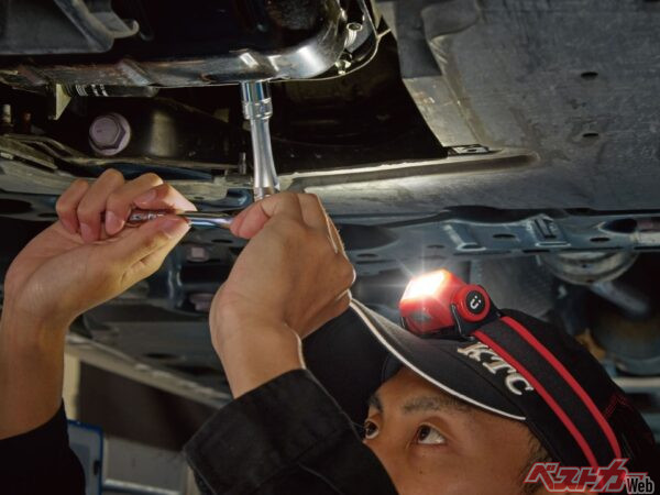 暗所作業に大革新!?　KTCの「充電式LEDヘッドライト＆折りたたみライト」が最高