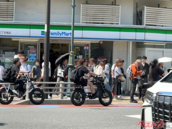 こちらは都内で撮影した違法な電動モペットの走行。利用者は若者や外国人の割合が高く、違反であることを知らないケースや、罪の意識が薄いケースが多い