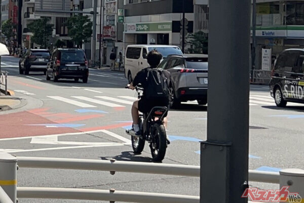 こちらも違法な電動モペット。インターネットで簡単に買えるからと、安易な考えで手を出すことは控えてもらいたい。販売する業者すべてが真っ当な商売をしているとは限らない