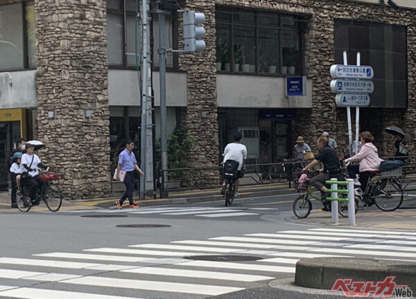 自転車は免許不要。いろいろな人が運転しているので混乱必至だ