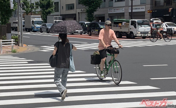 横断歩道を通行する時は乗ったままではNG。自転車を降りて通行しないと違反だ