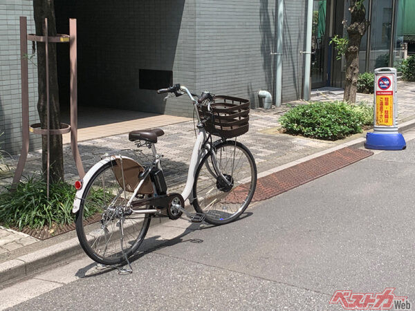 放置駐車を取り締まられると1万2000円の反則金。そして一時不停止が5000円。なんとなく「逆では？」と思ってしまう