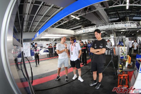 この空気感のなかにいれること。近藤監督の背後のディーラーメカニックや学生の皆さんにはヒシヒシと伝わっていることだろう