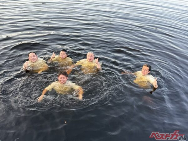 水素サウナを体験し、ユバスキュラ湖に入る中嶋副社長たち。体調は「カンペキ」とのこと