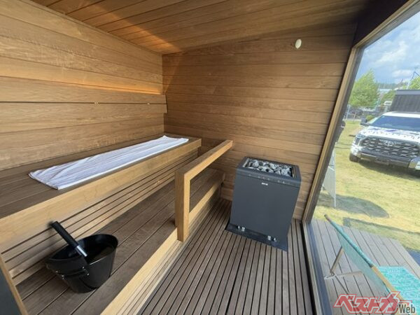 カートリッジ式の水素タンクから水素を供給しストーブを燃焼させる。水をかけるとロウリュが室内いっぱいに広がる