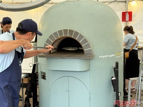 しっとりとした仕上がりでもちもち感が味わえる水素を使ったピザ窯で焼いたピザは大人気