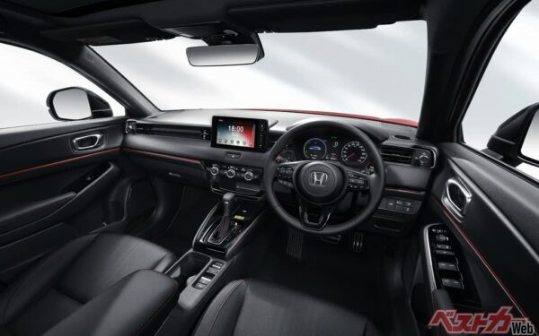 インテリアには、ブラックを基調にレッドのパイピングラインを採用。わかりやすいスポーティ路線を演出している