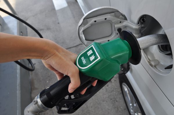 11月1日からガソリン暫定税率廃止は本決まり！　でもディーゼル車の軽油引取税は含まれないのはなぜ？　軽油とガソリンの価格差はたった5円という衝撃！
